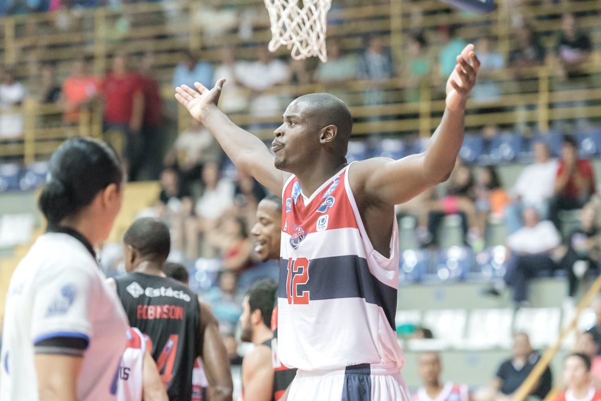 Mathias não poderá atuar devido a uma entorse no joelho (Foto: Franca Basquete)